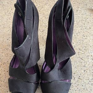 Black faux suede heels never worn
